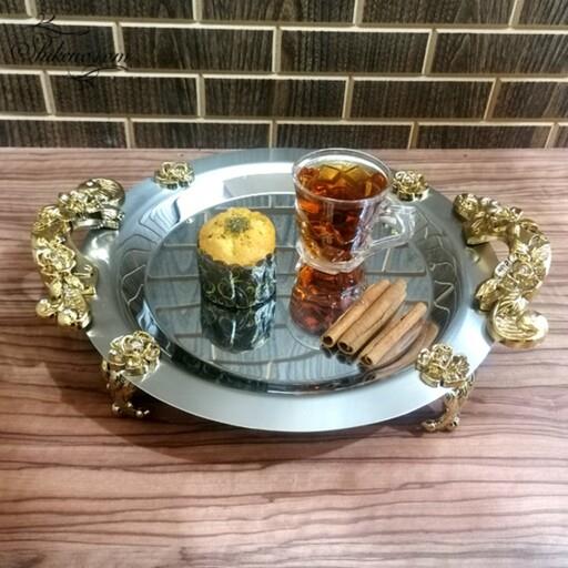 سینی استیل نگار گردبزرگ مدل گلستان نقره ای دسته طلایی کد 418